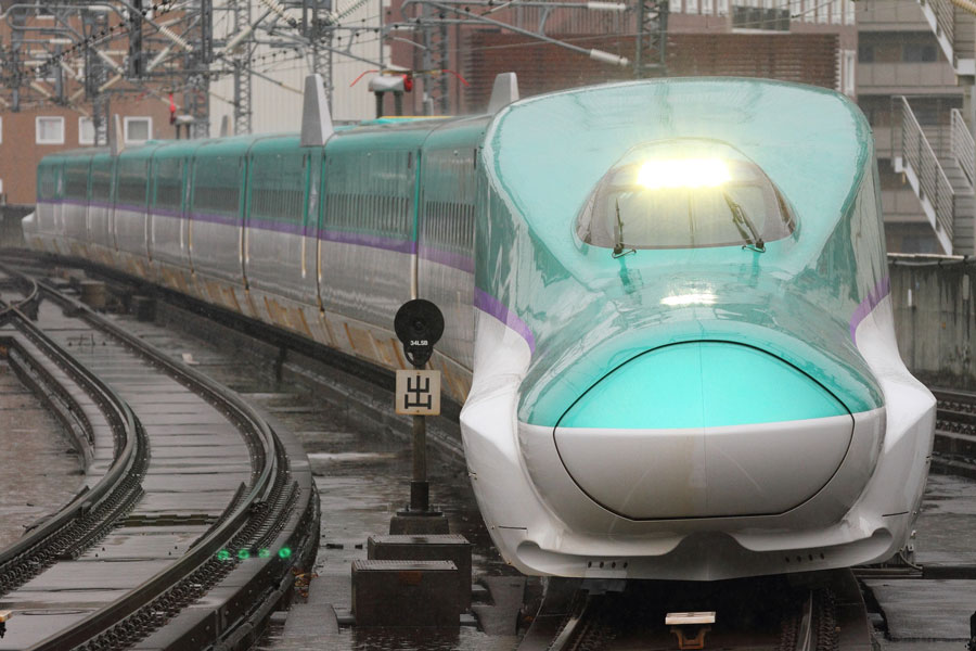 Hokkaido Shinkansen on tracks