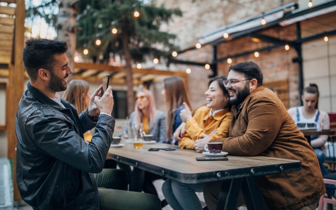 friends-at-cafe