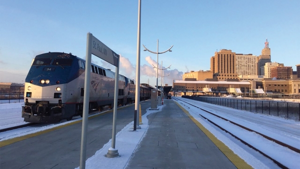 02_Amtrack-train-at-St-Paul-MN-station