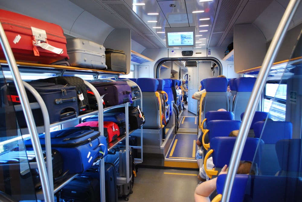 airport_train_luggage_racks