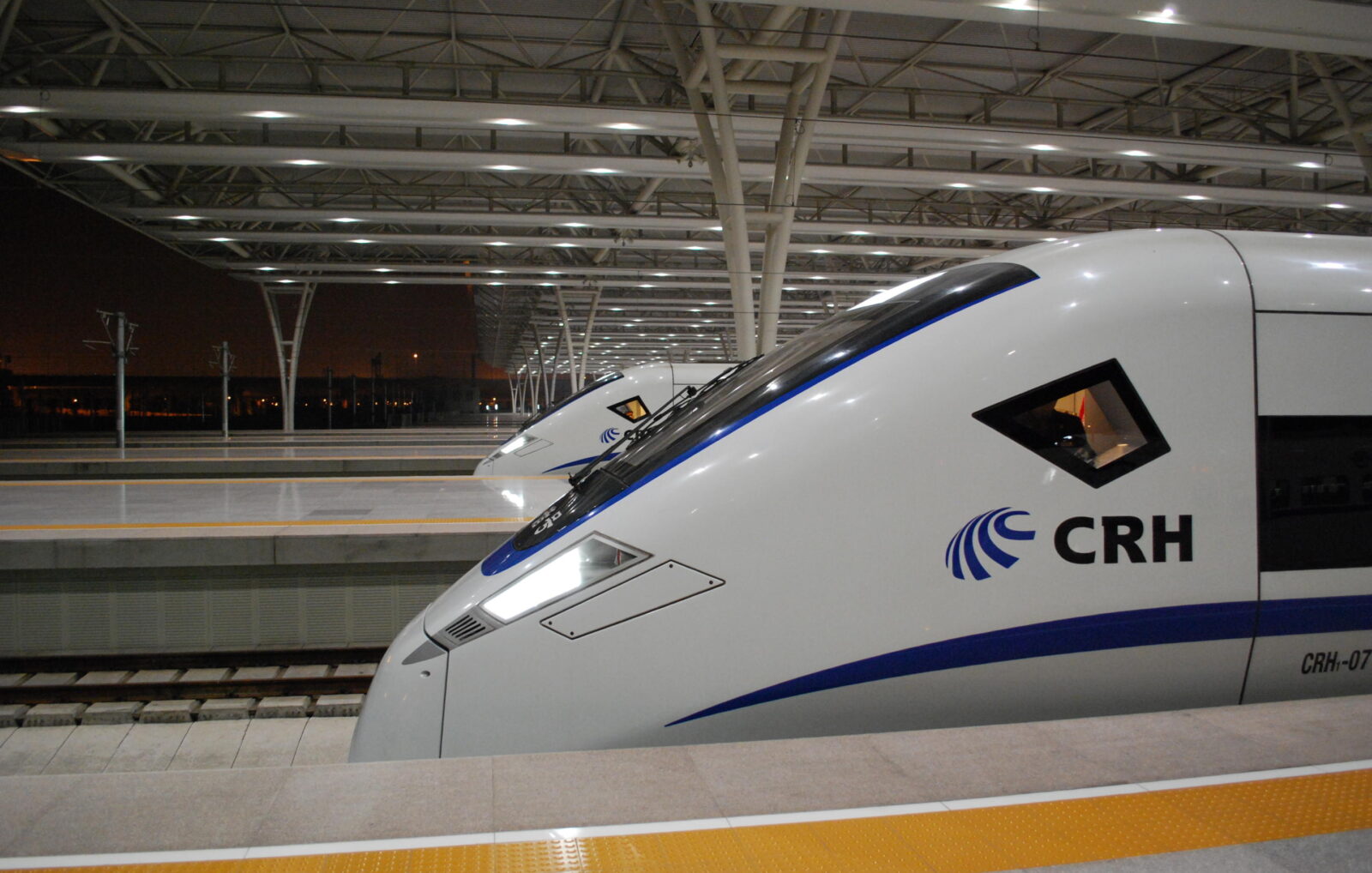 Shanghai_sleepers_web Two overnight trains headed for Beijing are awaiting passengers in the Shanghai station.