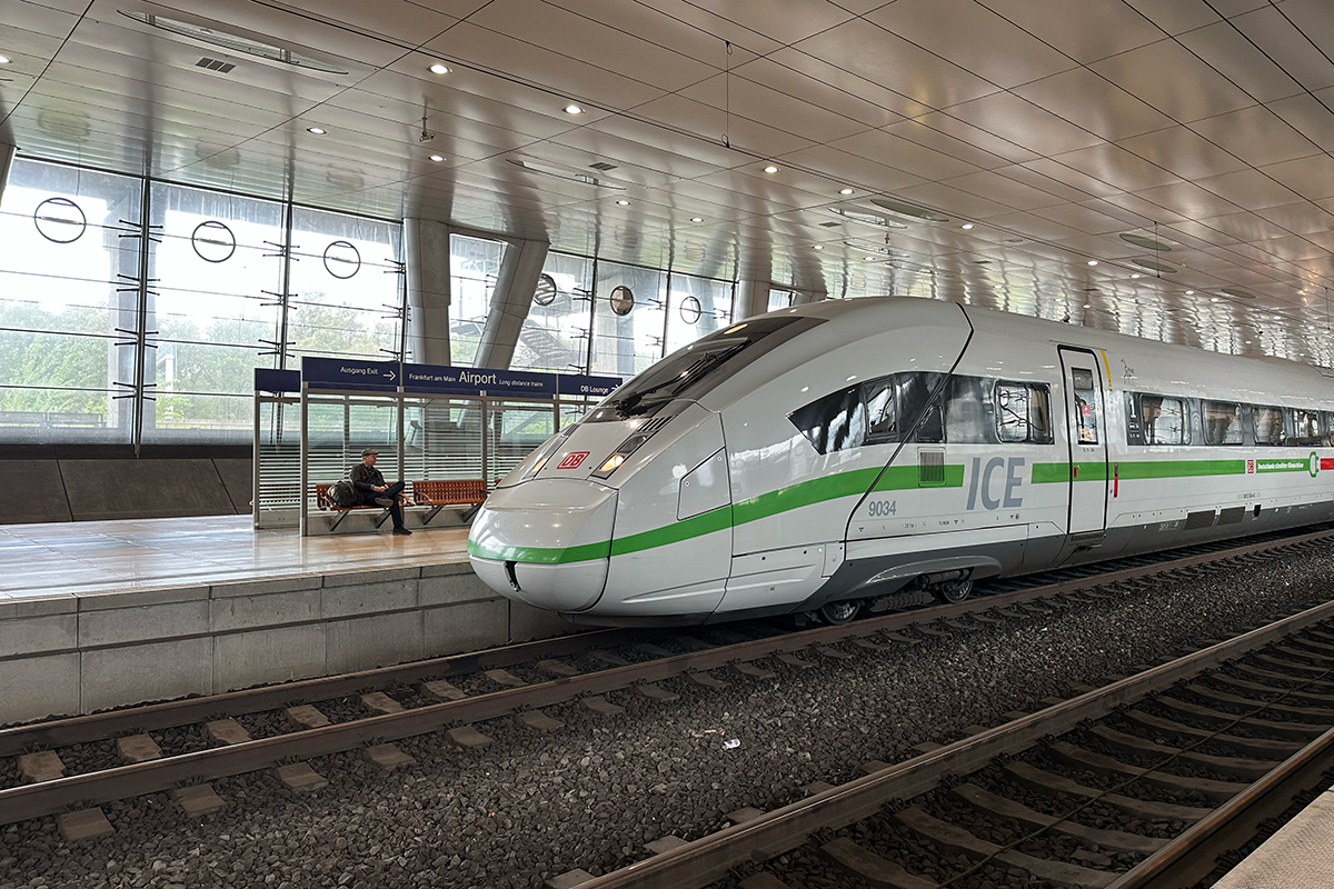 A icE-4 high-speed train is arriving at Frankfurt Airport station.