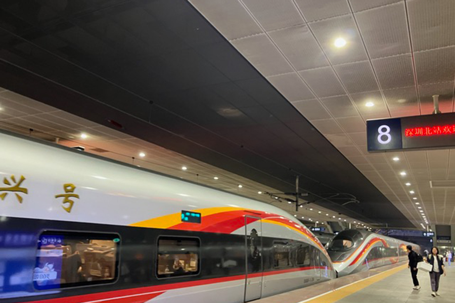 Arrival_Shenzhen_Gottlieb_900x600 Amos's train has just arrived at Shenzen.