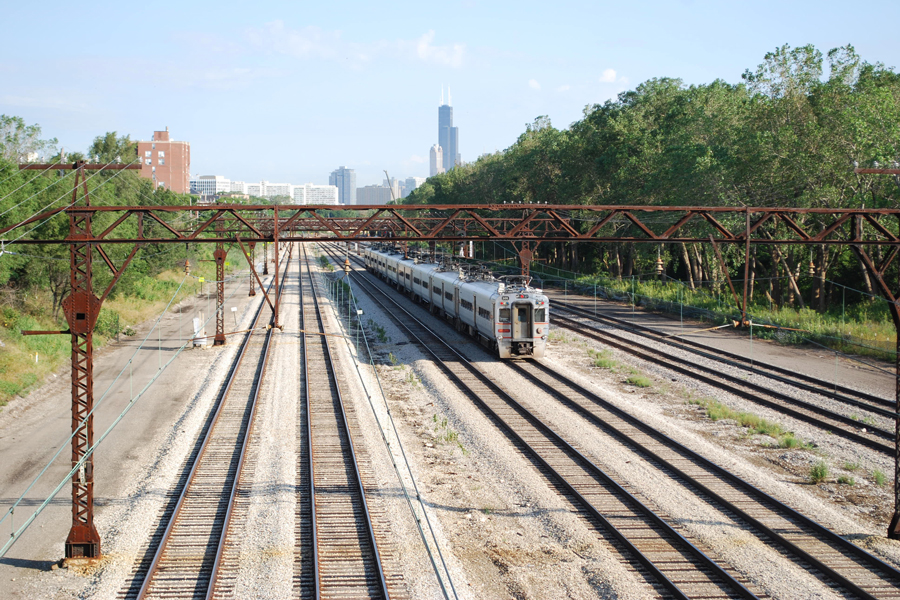 A northbound South Train train is runnin gup the lakefront with the Sears Tower int eh background.