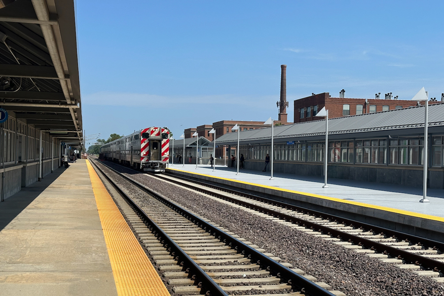 A southboudn Metra train is arriving at the recently opened Ravenswood station.