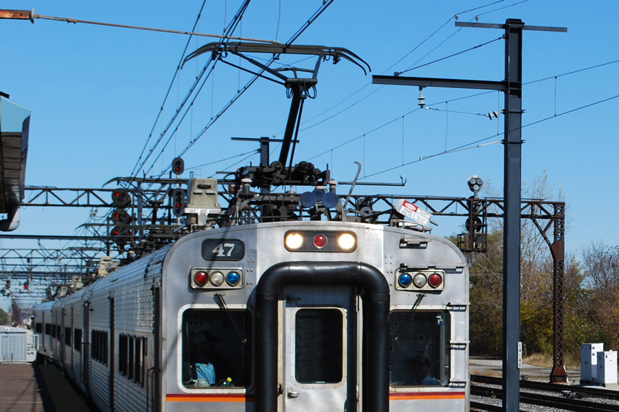 A picture of a South Shore train in Chicago emphasising the pantograph.