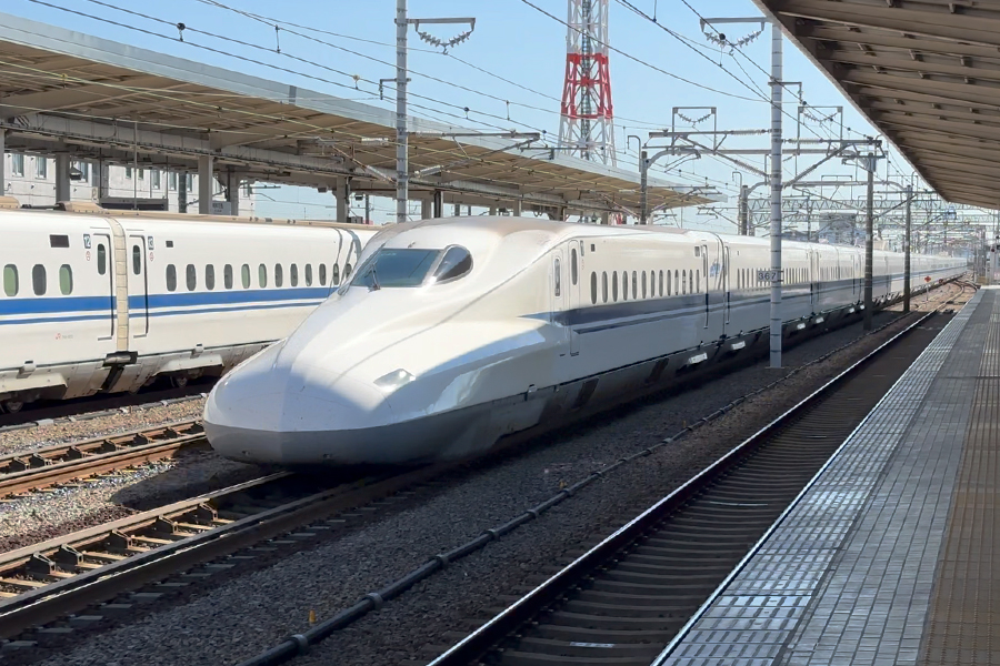 Shinkansen_Right_to_left_express_Harnish_900x600
