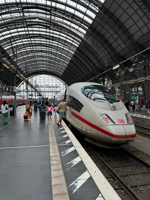 FrankfurtHBF A westbound ICE train at Frankfurt am Main