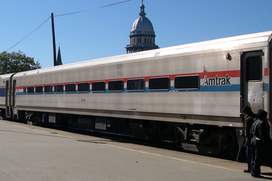 Amtrak_Horizon_Springfield_in_2005_DSCN0002_Harnish_900x600 An Amtrak Horizon car as a station stop in Springfield, IL in 2005.
