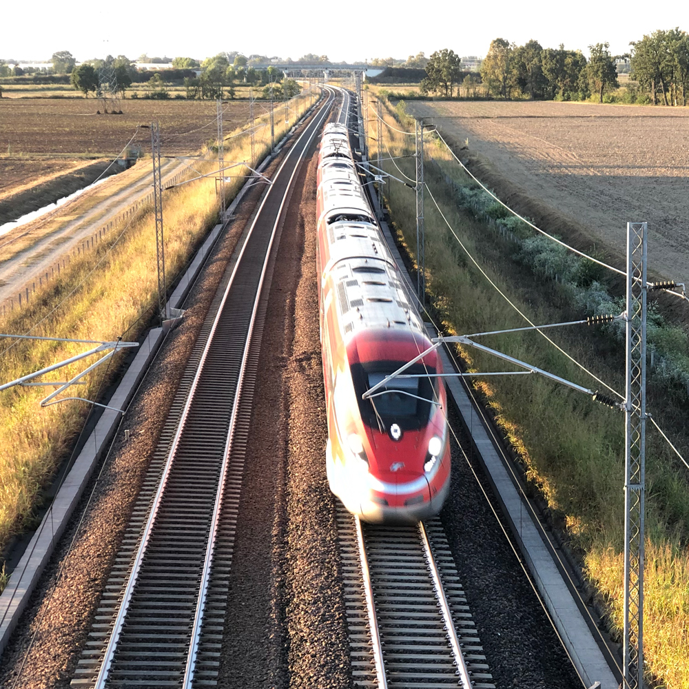 Frecciarossa_1000_south_of_Milan_from_above_Harnish_900x900 An Italian high speed train from above