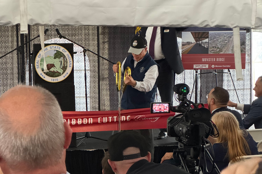 900x600 Gov. Braun of Indiana cuts the ribbon opening the new Monon Corridor to Dyer.